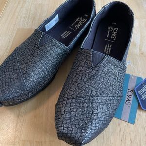 Womens size 7 TOMS new in box.